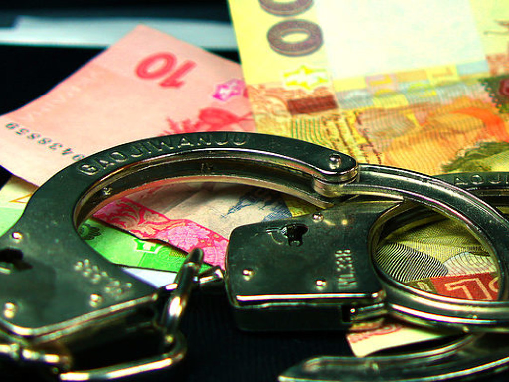 В Днепропетровской области полицейского задержали во время получения взятки в 1000 долларов