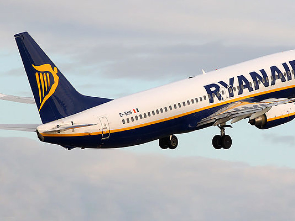 Пассажир Ryanair вылез через аварийный люк (ВИДЕО)