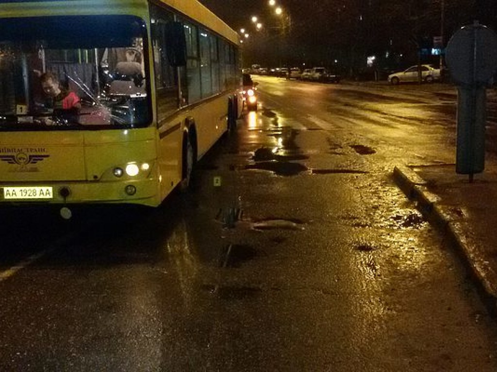 На Лесном проспекте в Киеве автобус наехал на пешехода-нарушителя (ФОТО)