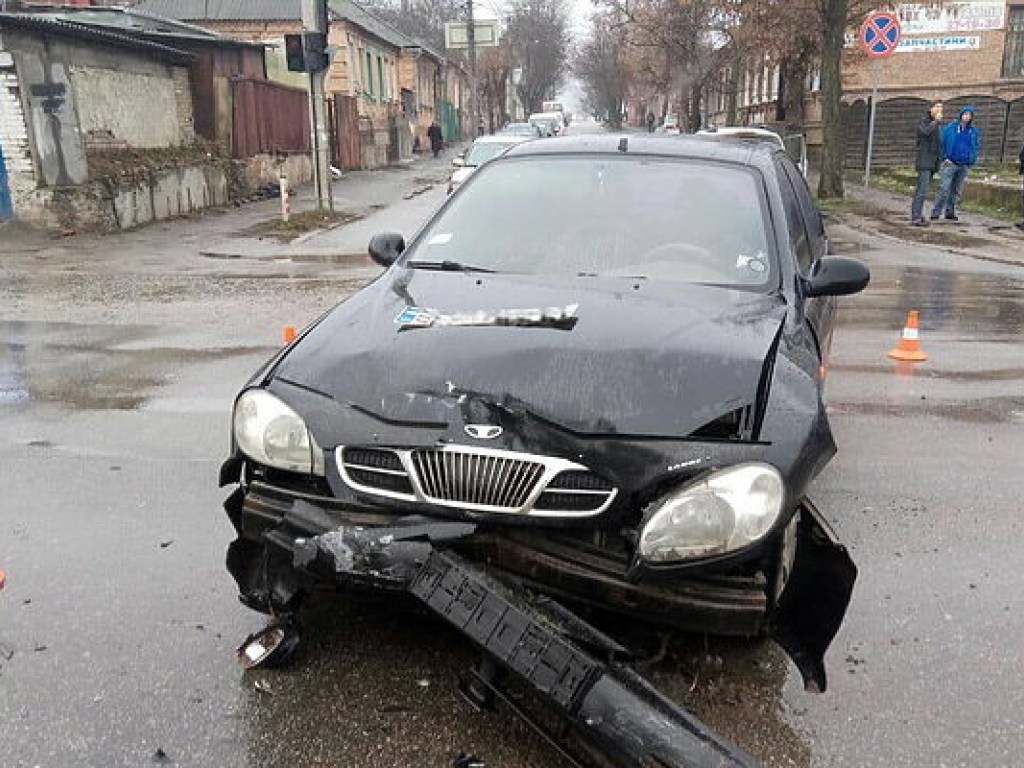 В Кропивницком из-за неработающего светофора на перекрестке столкнулись Volkswagen, Subaru и Daewoo (ФОТО)