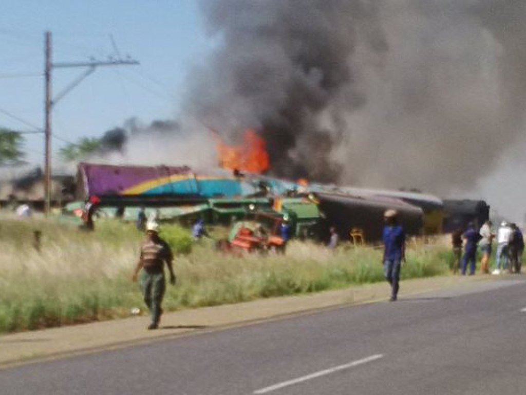 В ЮАР грузовик врезался в поезд, вагоны сошли с рельсов и загорелись (ФОТО, ВИДЕО)