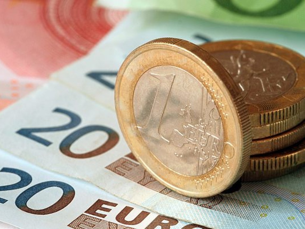 Наличный курс евро в Украине достиг отметки 34,43 гривны