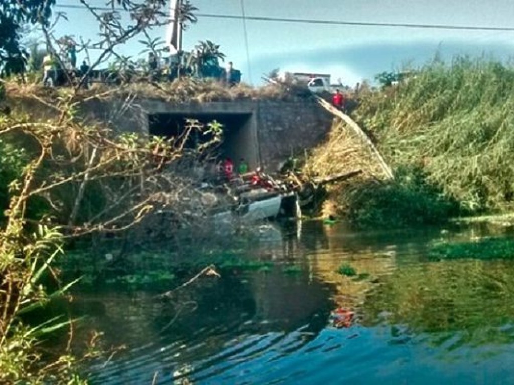 В Мексике автобус упал с моста в водоем (ФОТО)