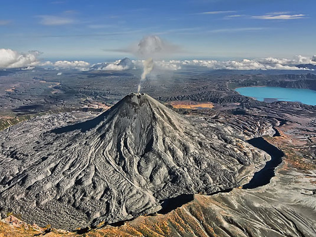 На Камчатке пепельный шлейф от извержения вулкана протянулся на 90 километров (ФОТО)