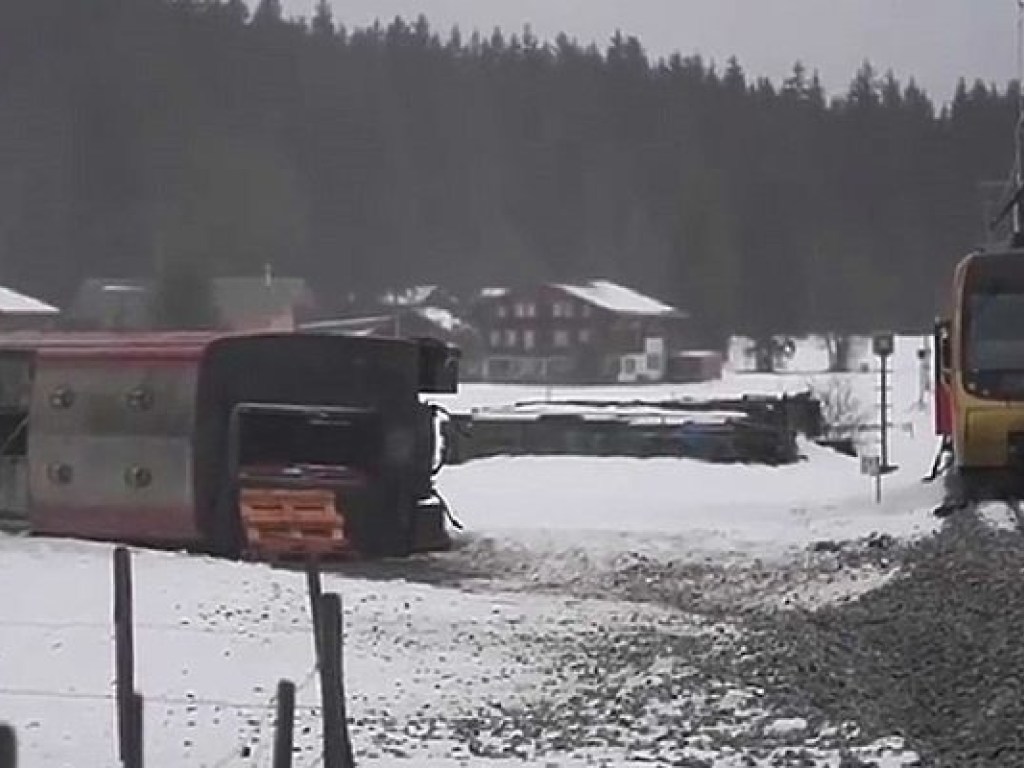В Швейцарии ураган «Элеонор» сорвал с путей вагон поезда (ФОТО, ВИДЕО)