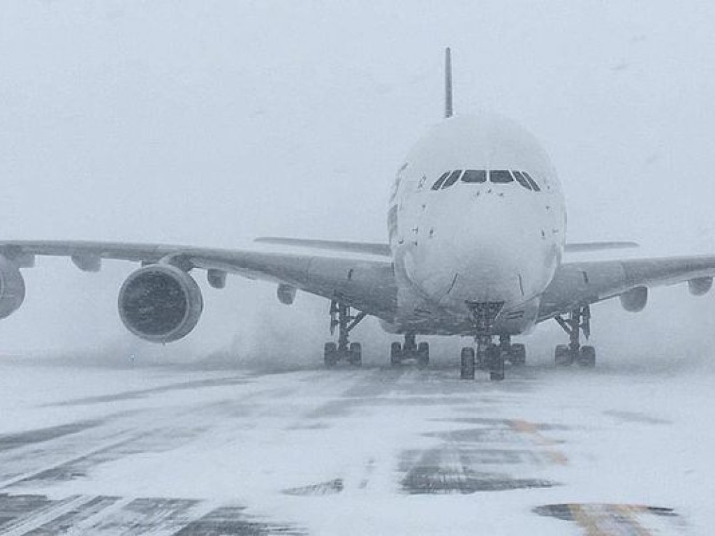 Из-за снегопада в США отменили авиарейсы, на востоке страны объявлен режим ЧП (ФОТО)