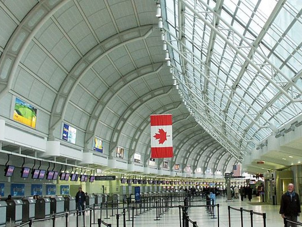 ЧП в аэропорту Торонто:  у терминала столкнулись два самолета, один из них загорелся (ФОТО, ВИДЕО)