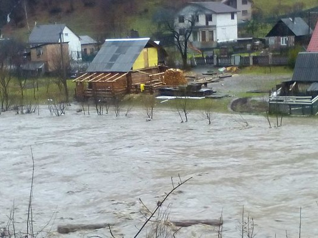 Спасатели на Прикарпатье предупредили о лавинной опасности и паводках