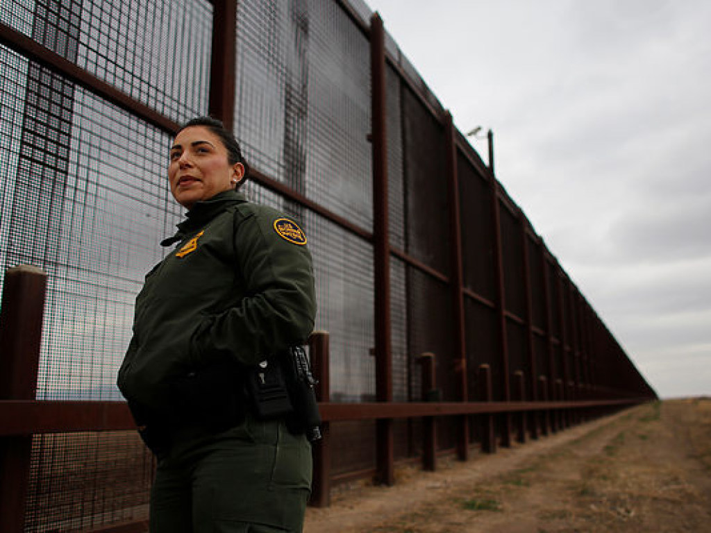 Белый дом запросил у Конгресса 18 миллиардов долларов на строительство стены на границе с Мексикой