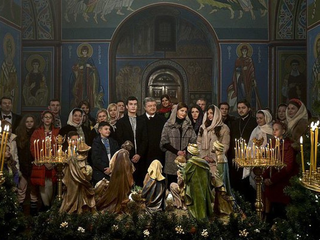 В сети раскритиковали рождественское фото Порошенко