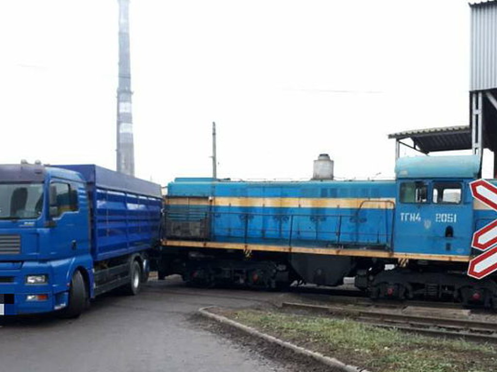 Грузовик столкнулся с тепловозом в Кропивницком (ФОТО)