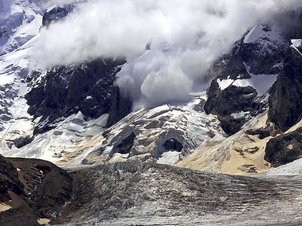 В Австрии в результате схода лавины погибли двое лыжников
