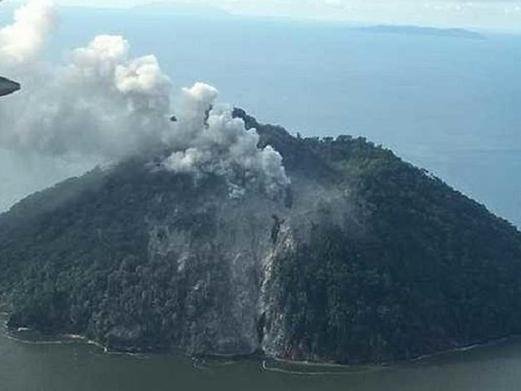 Власти Папуа &#8212; Новой Гвинеи эвакуировали около 600 человек из-за извержения вулкана (ФОТО)