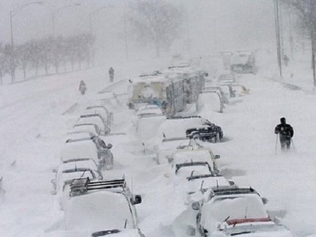 В Китае снег парализовал автомагистрали: водители мерзнут в пробке более суток (ФОТО, ВИДЕО)