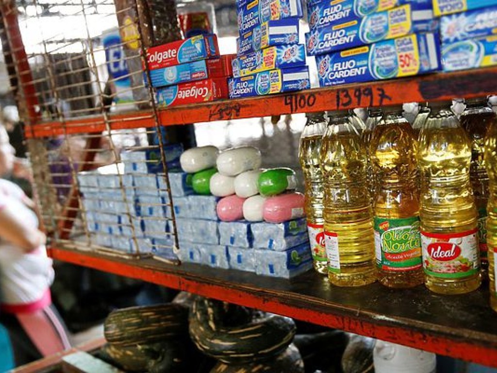 В Венесуэле военные взяли под охрану супермаркеты из-за массовых грабежей