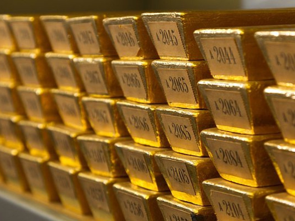 НБУ бессмысленно тратит золотовалютные резервы – экономист
