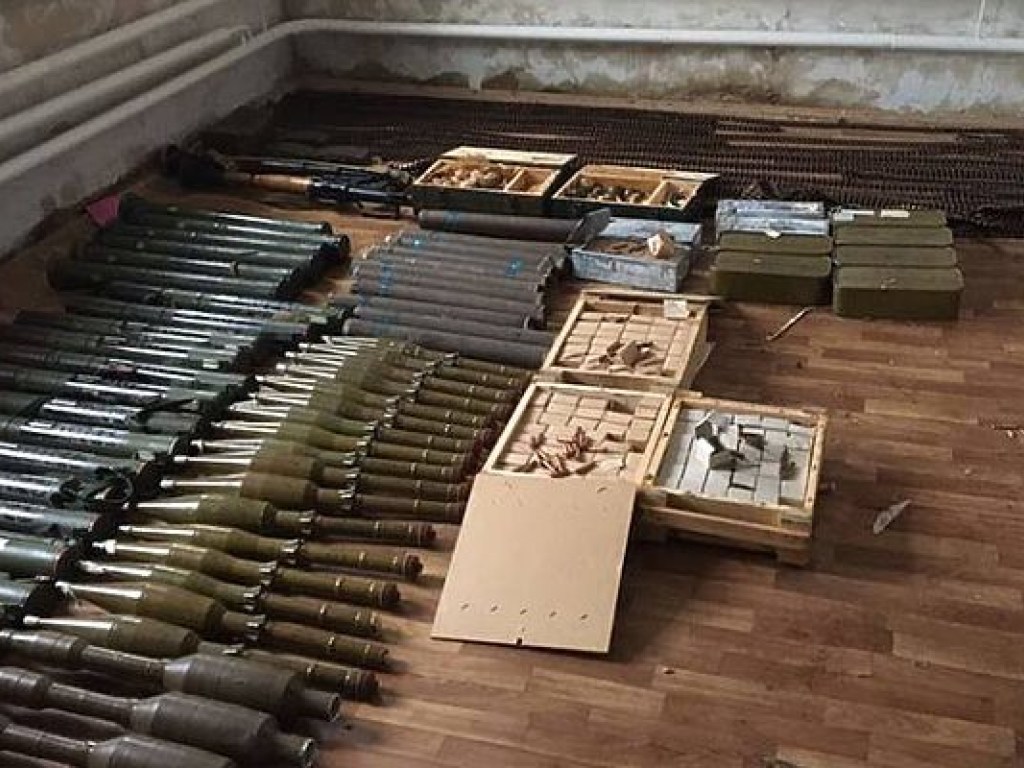 Правоохранители нашли гранатометы, мины и гранаты в частном доме в Луганской области (ФОТО)