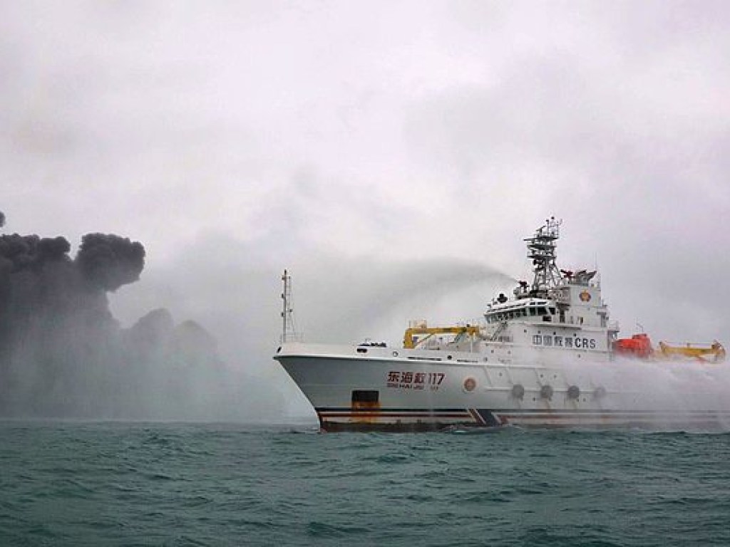 У берегов Китая четвертые сутки горит танкер с нефтью, экипаж до сих пор ищут (ФОТО, ВИДЕО)
