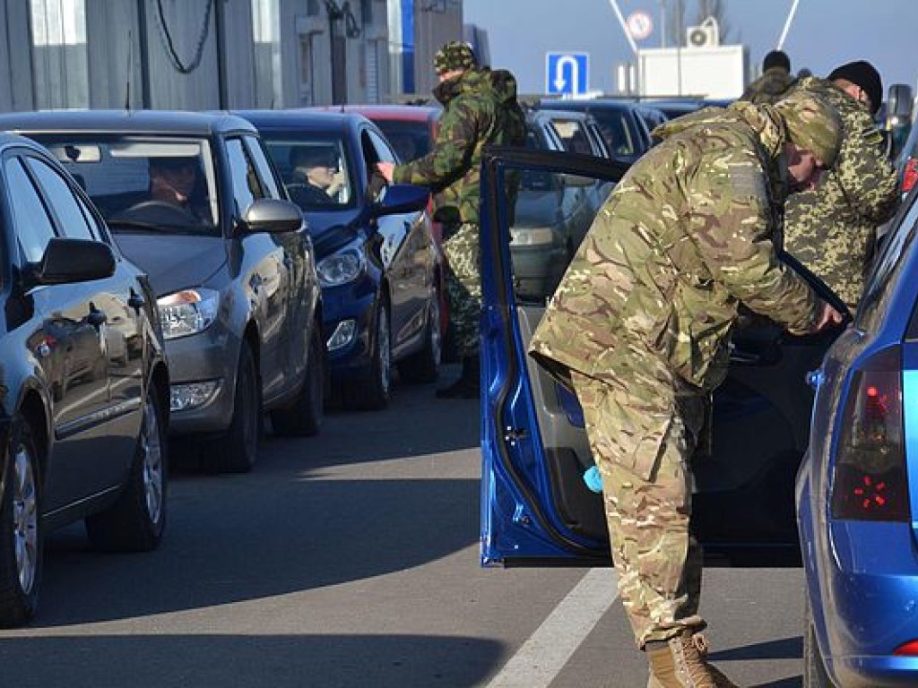 На КПВВ в зоне АТО застряли в очереди почти 400 автомобилей