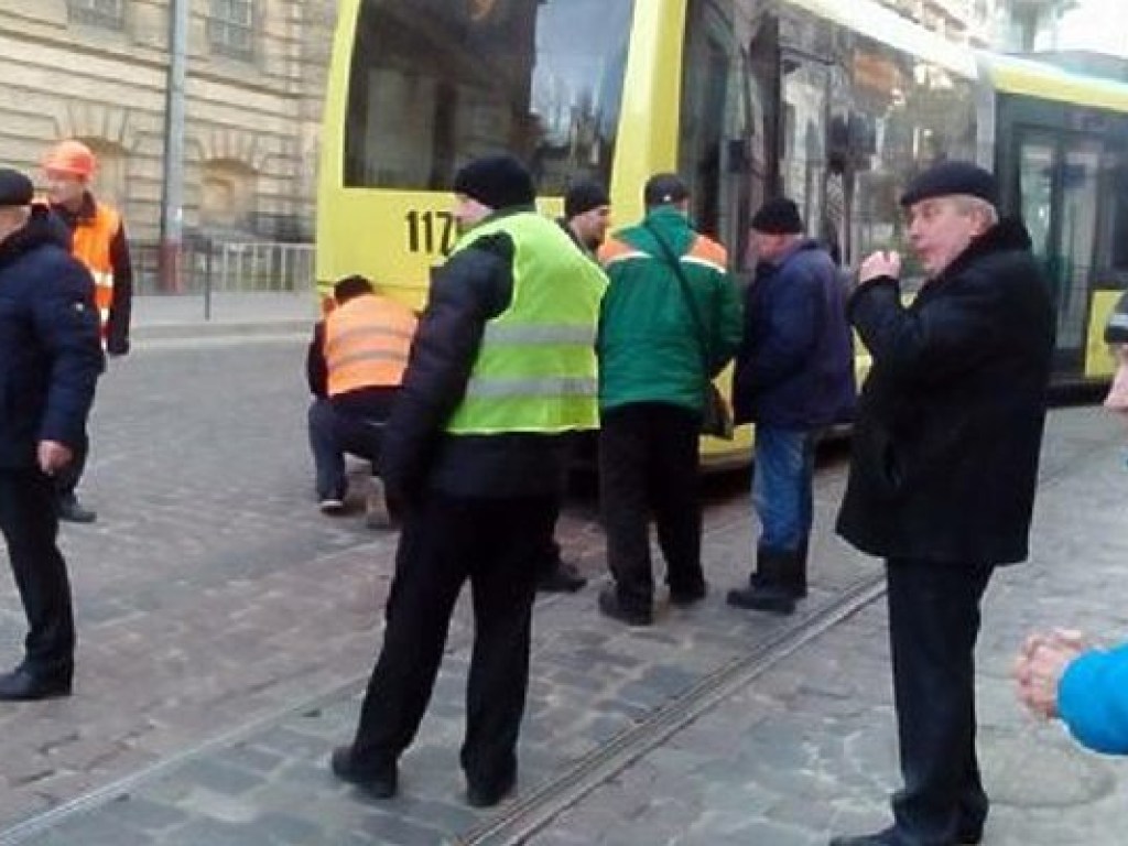 Во Львове сошел с рельсов длинный трамвай (ФОТО)