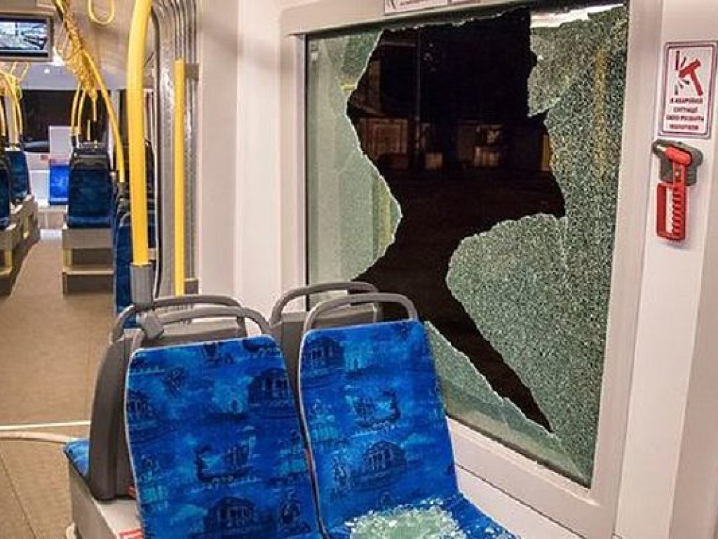 В Киеве двое хулиганов разбили окно в трамвае (ФОТО)