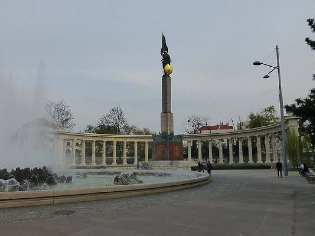 В Вене поглумились над памятником советским солдатам (ФОТО)