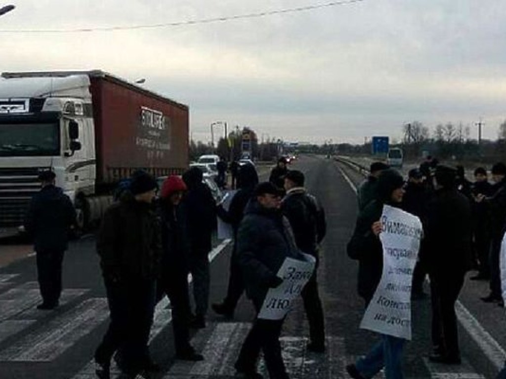 На Волыни протестующие заблокировали дорогу к польской границе из-за налогов (ФОТО)