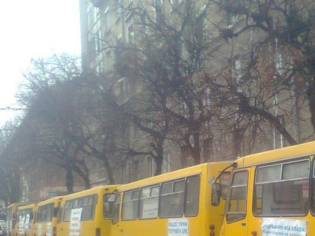 В Тернополе водители маршруток устроили забастовку