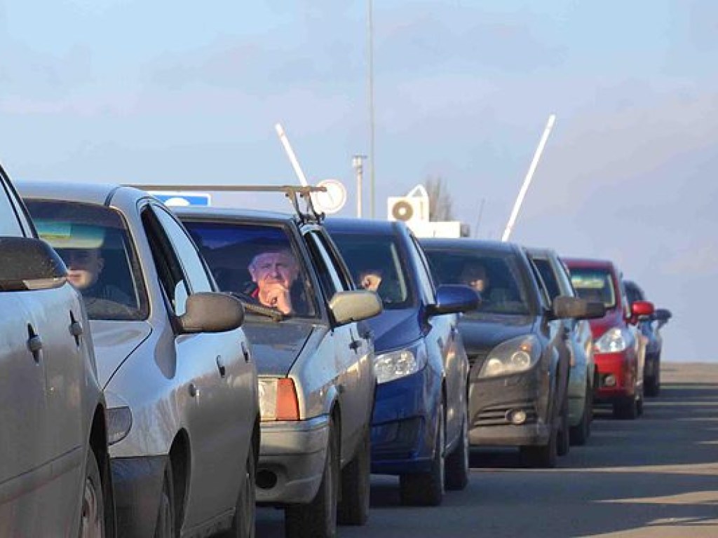 На КПВВ в зоне АТО в очередях стоят 440 авто