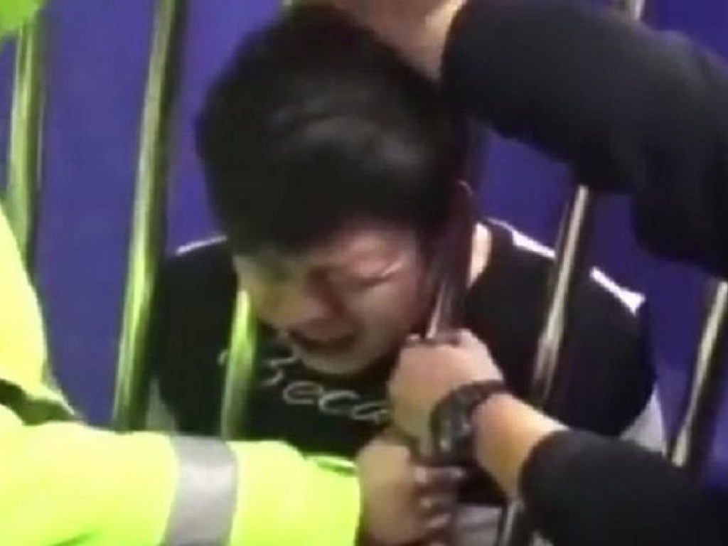 В Китае заключенный застрял головой в решетке (ФОТО, ВИДЕО)