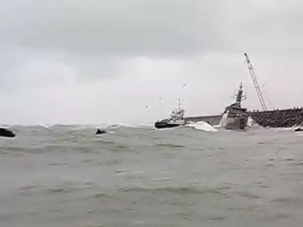 Иранский военный корабль столкнулся с волнорезами в Каспийском море (ФОТО)