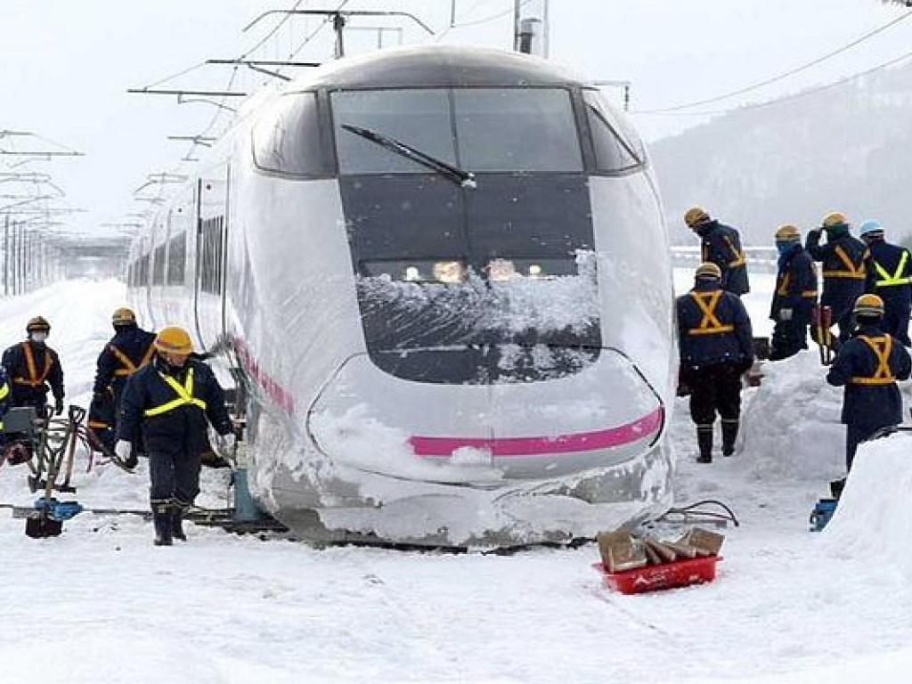 Снегопады в Японии: пассажиры многих поезда оказались в «белой блокаде» (ФОТО)