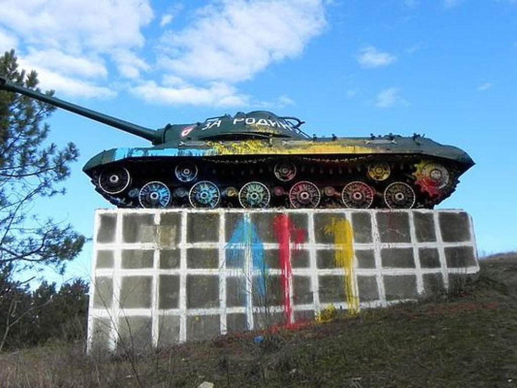 В Молдавии неизвестные вылили 8 литров краски на постамент с танком «Иосиф Сталин» (ФОТО)