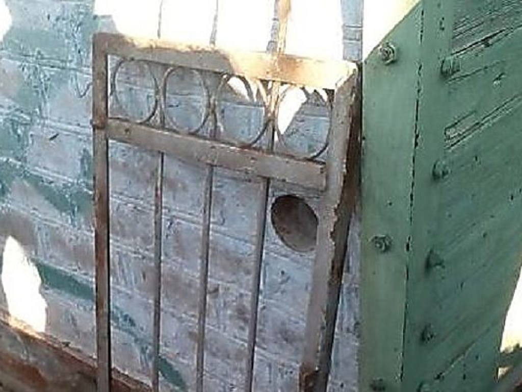 На Николаевщине задержали вандала, который похитил оградки с 20 могил (ФОТО)