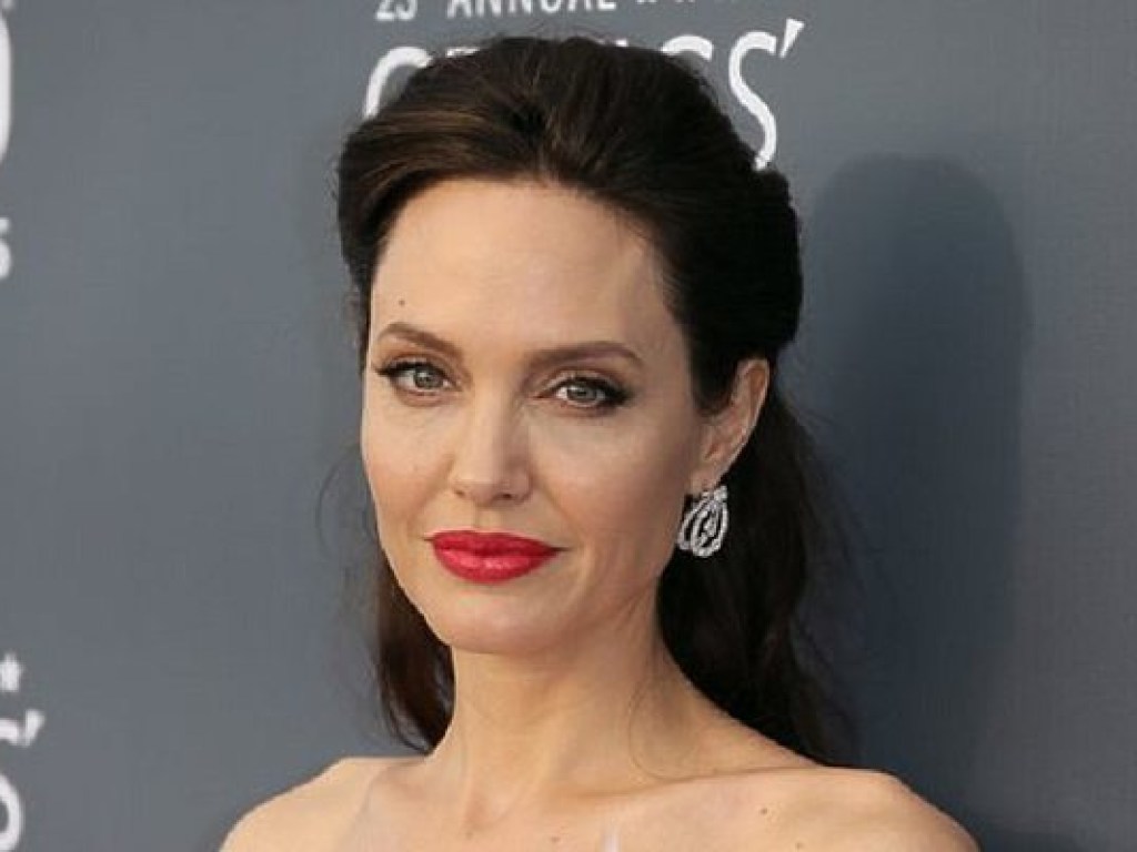 Анджелина Джоли изменила черному цвету, и в белом платье с перьями произвела фурор в Лос-Анджелесе (ФОТО)