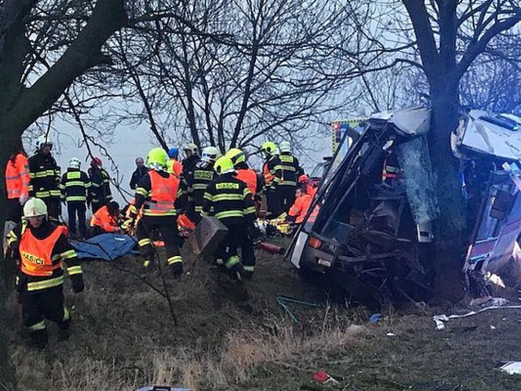 Три человека погибли, еще тридцать травмировались в страшном ДТП с рейсовым автобусом под Прагой (ФОТО)