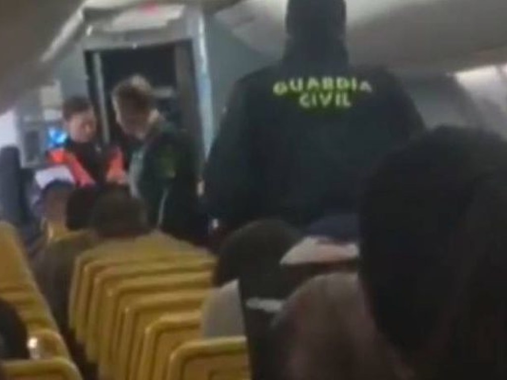 Действия пьяных пассажиров вынудили пилотов самолета Ryanair совершить внештатную посадку в Испании (ФОТО, ВИДЕО)
