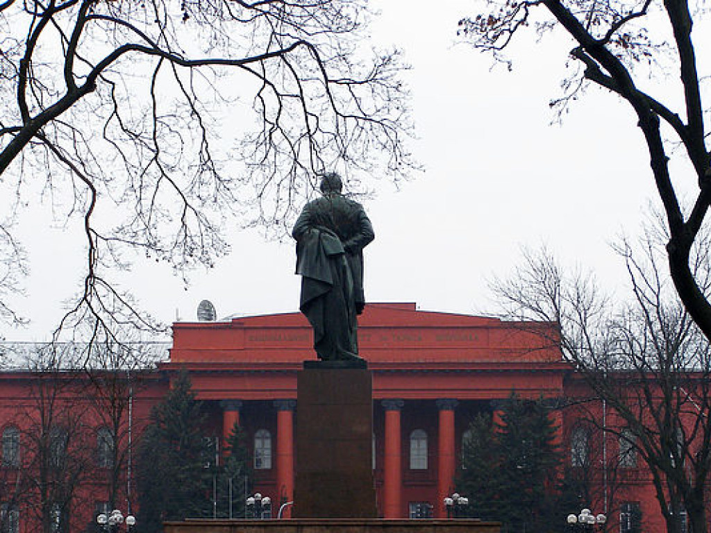 В столичном парке Шевченко неизвестные повредили ироническую скульптуру (ФОТО)