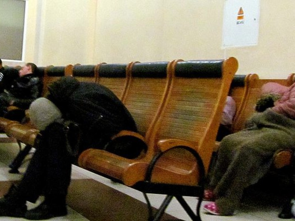 В Ирпене бездомного из вокзала выгнали на мороз (ВИДЕО)