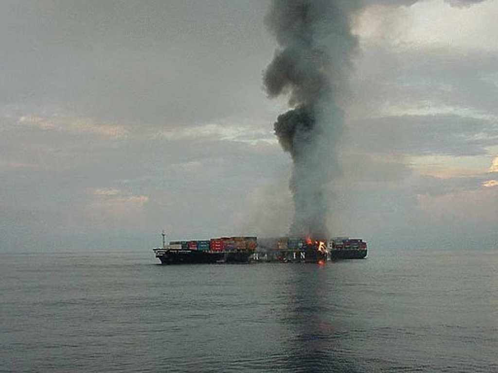 Пожар на танкере у берегов Китая: спасатели нашли тела двух погибших