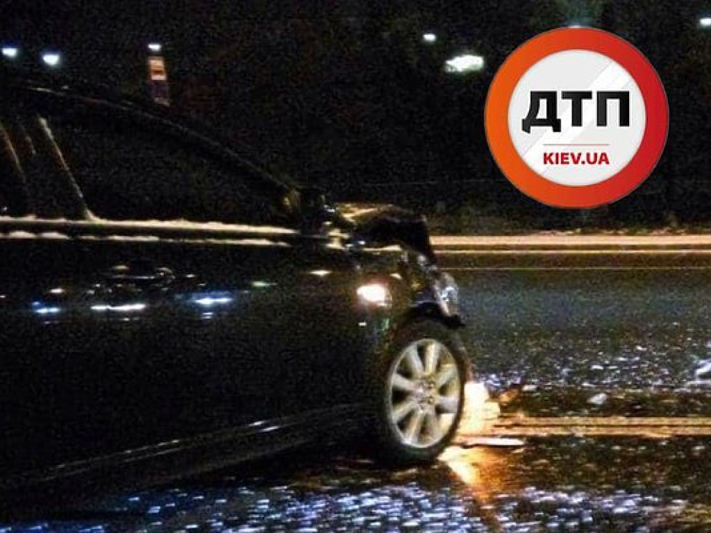 В Киеве на бульваре Дружбы народов столкнулись два автомобиля: есть пострадавшие (ФОТО)