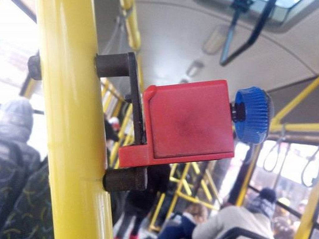 В столичном троллейбусе экстравагантным способом починили компостер (ФОТО)