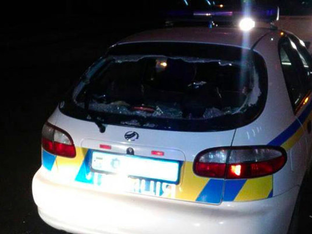 В Луцке хулиганы разбили автомобиль полиции (ФОТО)