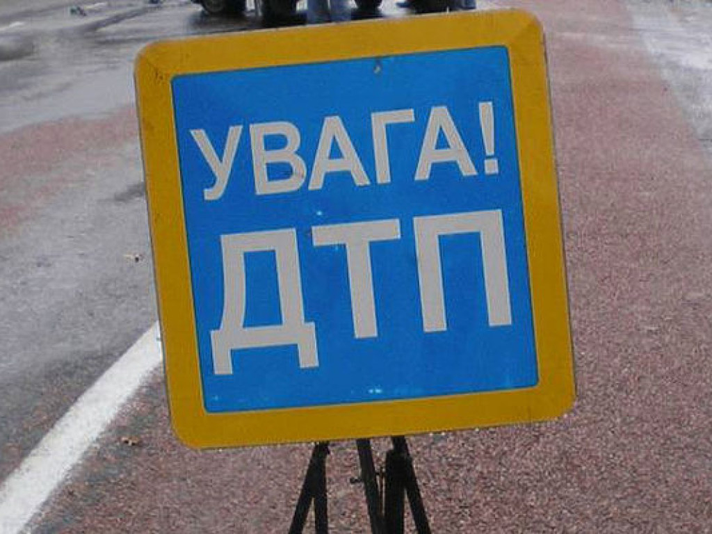 На Киевщине пьяная женщина за рулем BMW  снесла электроопору и дерево (ФОТО)