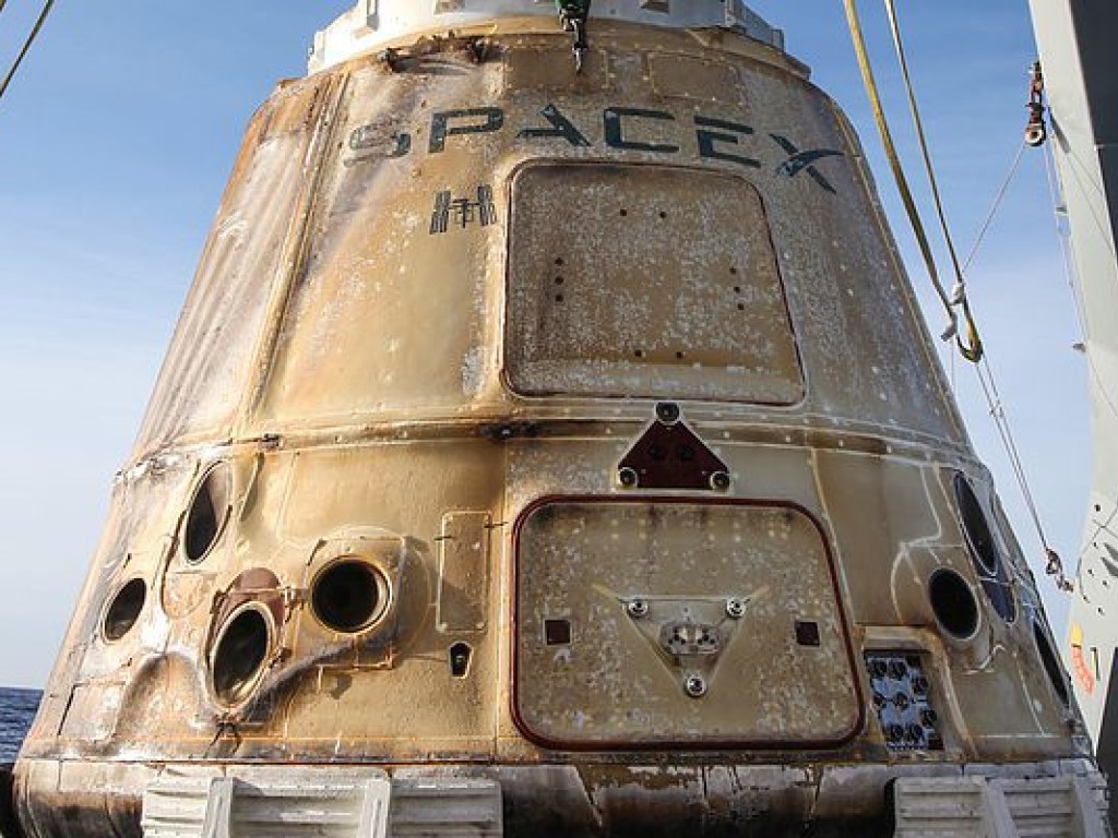 Космический грузовик Dragon успешно вернулся с МКС (ФОТО)