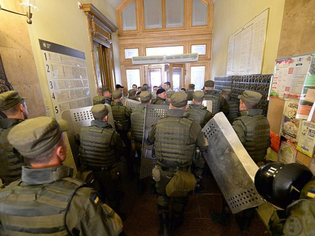 Украинская власть более не обладает монополией на насилие &#8212; политолог