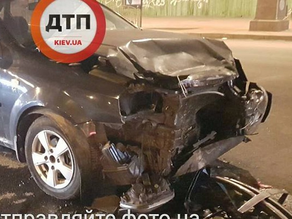 В центре Киева автомобиль Uber протаранил два автомобиля (ФОТО)