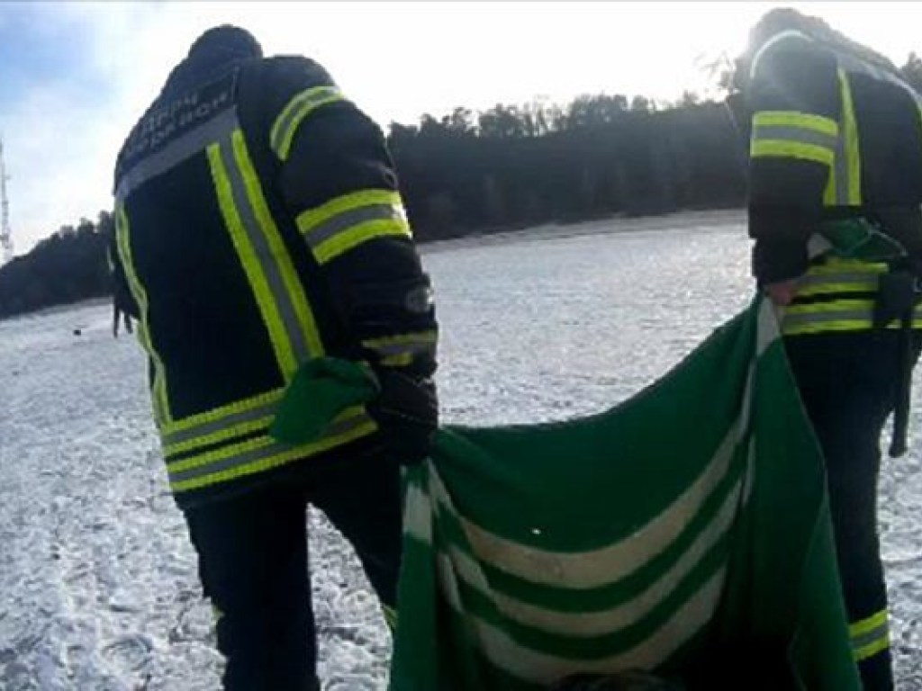 В Черкассах под лед провалились два парня, один погиб (ФОТО)