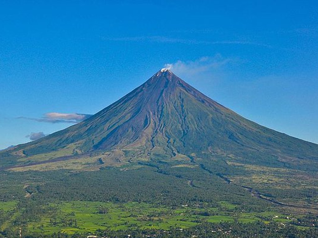 На Филиппинах проснулся вулкан Майон: 9 тысяч человек эвакуированы