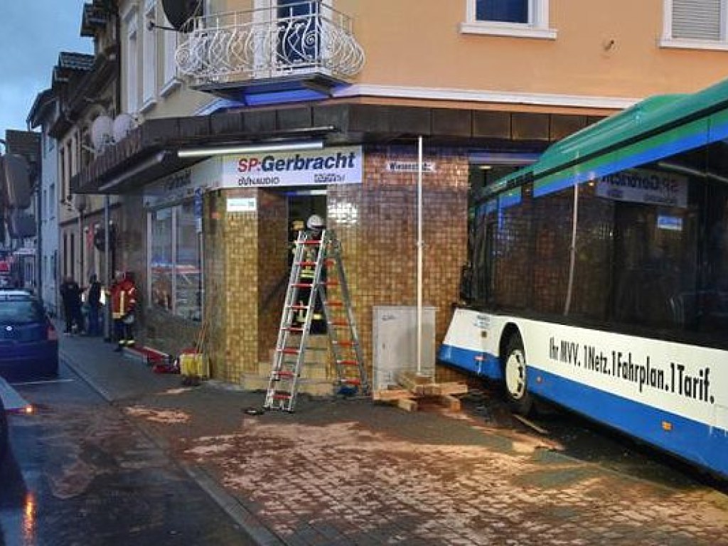 Жуткое ДТП в Германии: в стену жилого дома врезался школьный автобус, травмирован 21 ребенок (ФОТО)